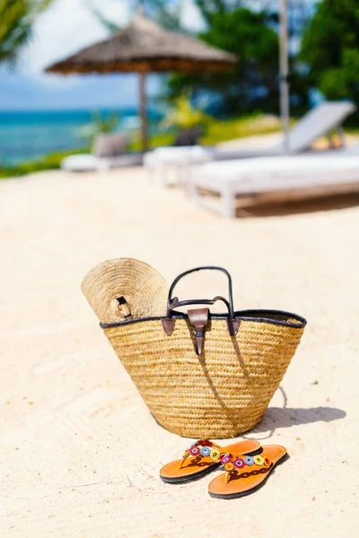 Αχυρένια τσάντα σε μια τροπική παραλία — Φωτογραφία Αρχείου