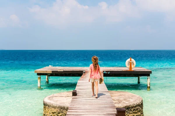 Bedårande liten flicka på stranden — Stockfoto