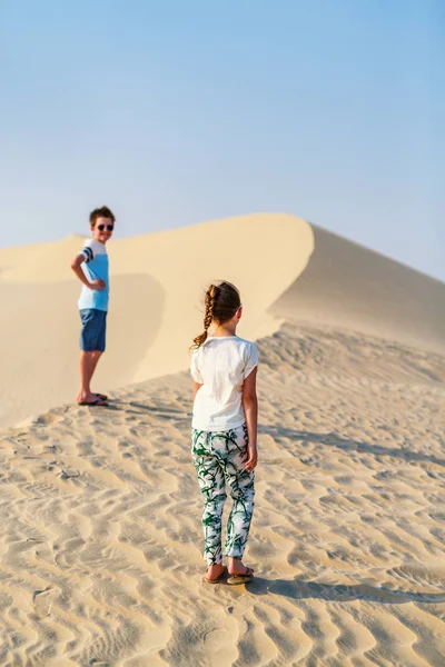 Kids having fun at desert — Stock Photo, Image