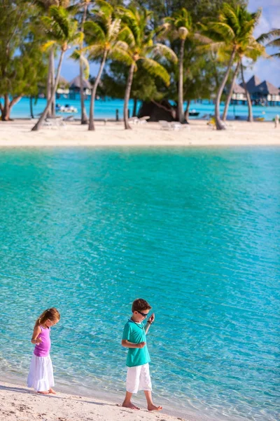 Duas crianças na praia — Fotografia de Stock
