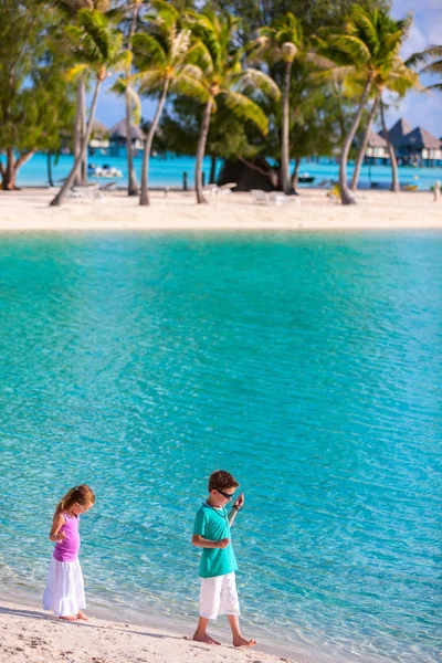 Dos niños en la playa —  Fotos de Stock