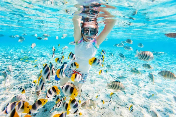 Femme plongée avec tuba avec des poissons tropicaux — Photo