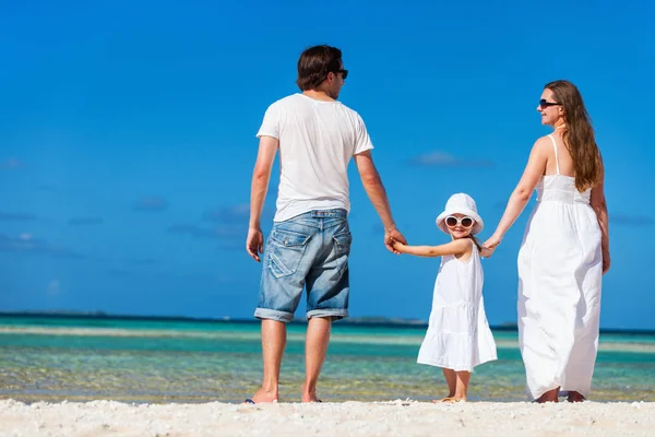 Happy family on tropical vacation — Stock Photo, Image