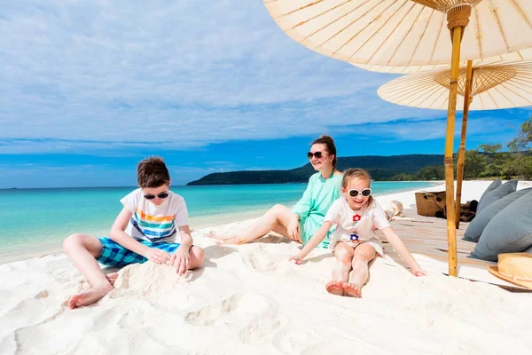 Madre e hijos en la playa tropical —  Fotos de Stock