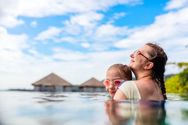 Mãe e filha no resort — Fotografia de Stock