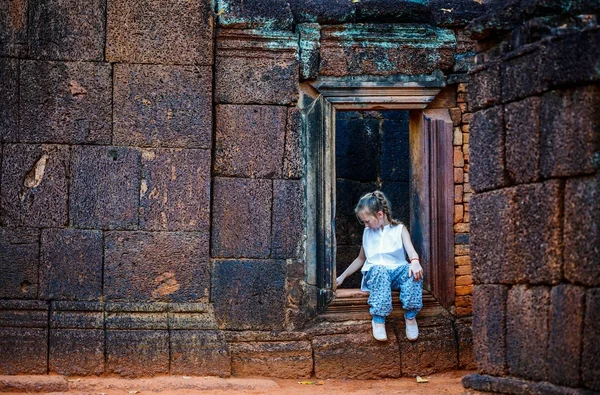 Dívka v chrámu Banteay Srei — Stock fotografie