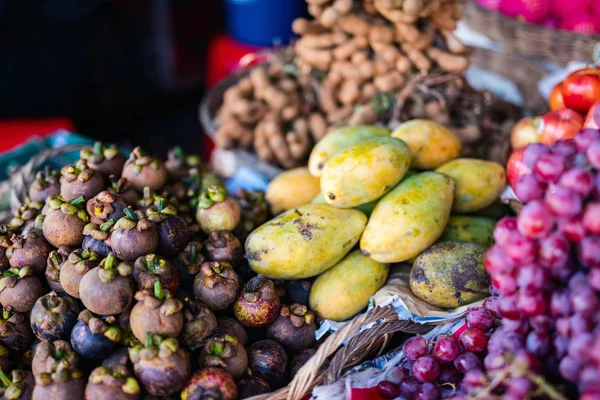 판매를 위한 시장에서 과일 — 스톡 사진