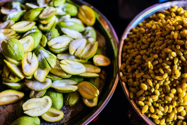 Groen avokados op de markt — Stockfoto