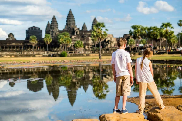 Crianças no templo Angkor Wat — Fotografia de Stock