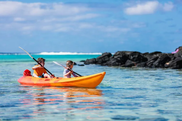 Barn kajakpaddling i havet — Stockfoto