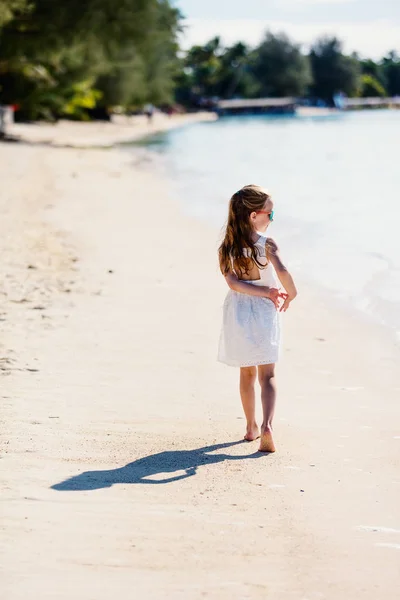 Μικρό κορίτσι σε διακοπές — Φωτογραφία Αρχείου