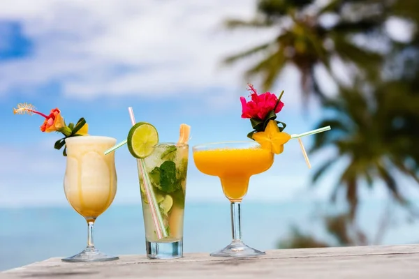 Exotic cocktails in a tropical setting — Stock Photo, Image