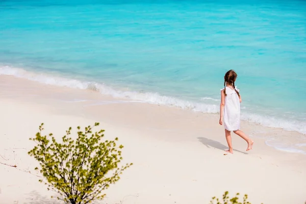 Kleines Mädchen im Urlaub — Stockfoto