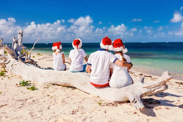 Famille célébrant Noël à la plage — Photo