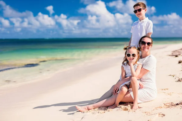 Madre e hijos en una playa tropical —  Fotos de Stock