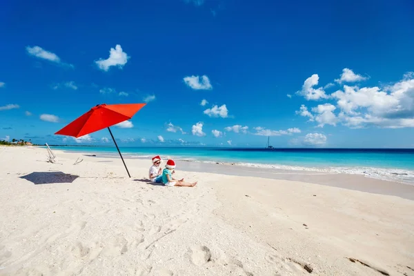 Enfants à la plage à Noël — Photo