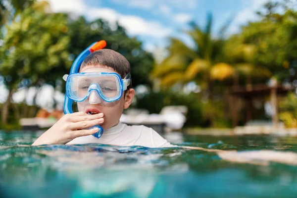 Adolescente na piscina — Fotografia de Stock