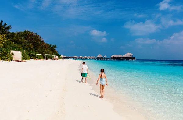 Niños pequeños en una playa tropical — Foto de Stock