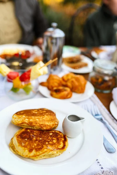 Ontbijt met heerlijke pannenkoeken — Stockfoto