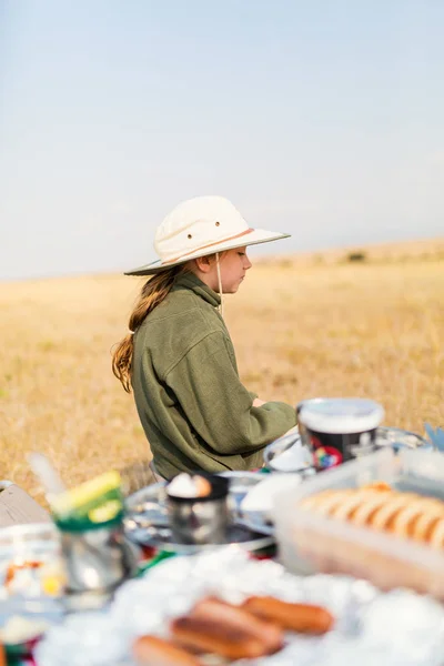 Liten flicka på safari bush frukost — Stockfoto