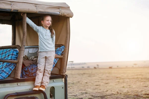 Kleines Mädchen auf Safari — Stockfoto