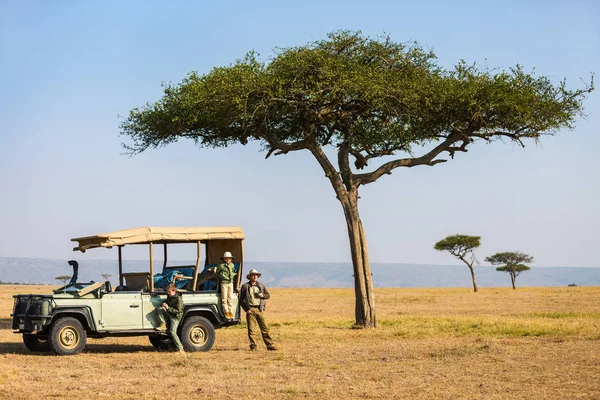 Familie auf afrikanischer Safari — Stockfoto