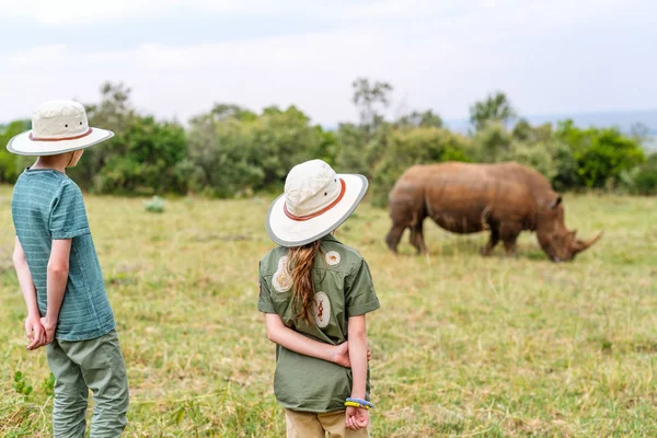 Gyerekek a kenyai szafari — Stock Fotó