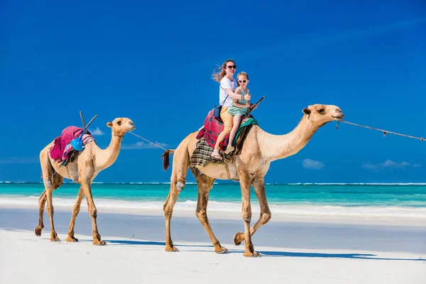 Mère et fille à la plage tropicale — Photo