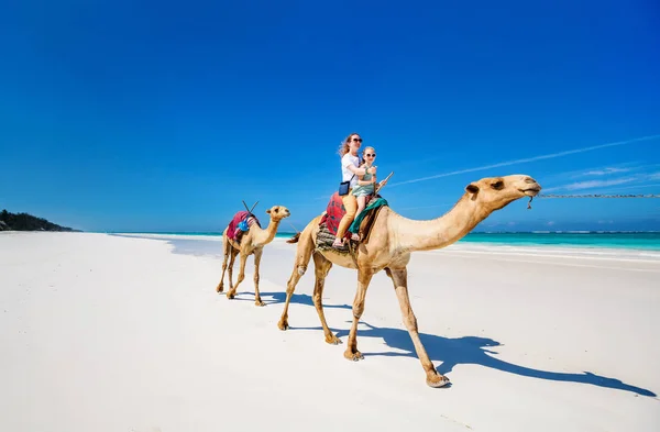 Mor och dotter på tropical beach — Stockfoto