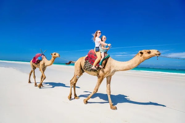 Mor och dotter på tropical beach — Stockfoto