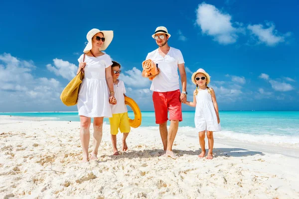 열 대 해변 휴가에 가족 — 스톡 사진