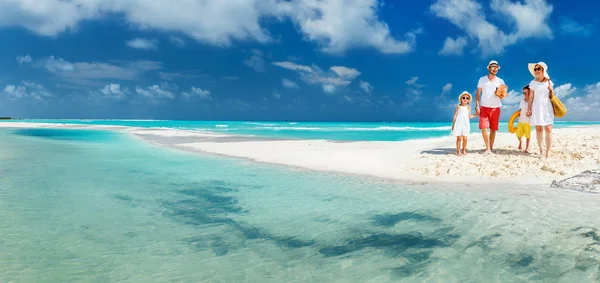 Familia en unas vacaciones de playa tropical — Foto de Stock