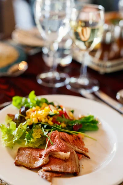 Delizioso pranzo con manzo — Foto Stock