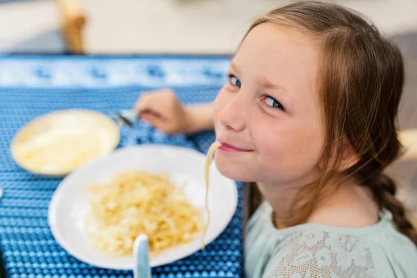 Kislány spagettit eszik. — Stock Fotó