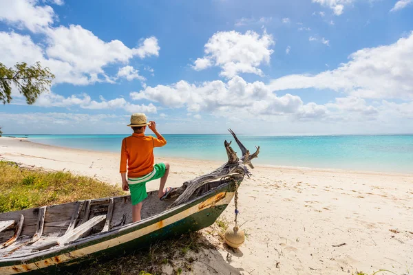 Söt pojke på stranden — Stockfoto