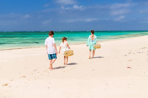 Madre e hijos en la playa tropical —  Fotos de Stock