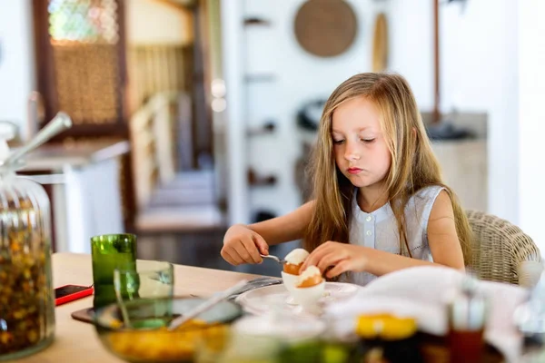 Küçük kız yemek kahvaltı — Stok fotoğraf