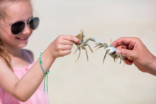 Little girl holding a crab — Stock Photo, Image