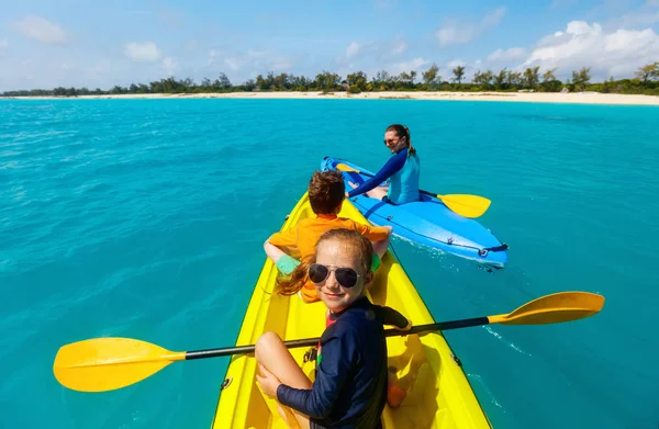 皮划艇在热带海洋的家庭 — 图库照片
