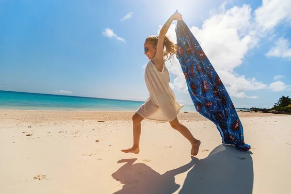 Söt liten flicka på strand — Stockfoto