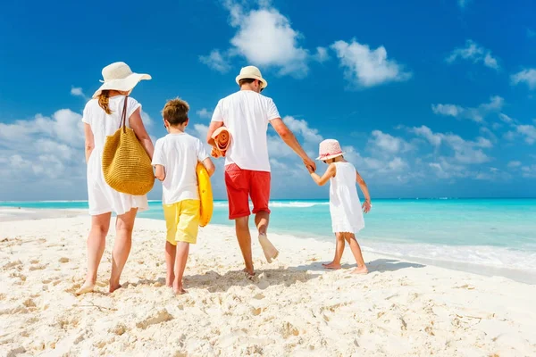 Famille avec enfants en vacances à la plage — Photo