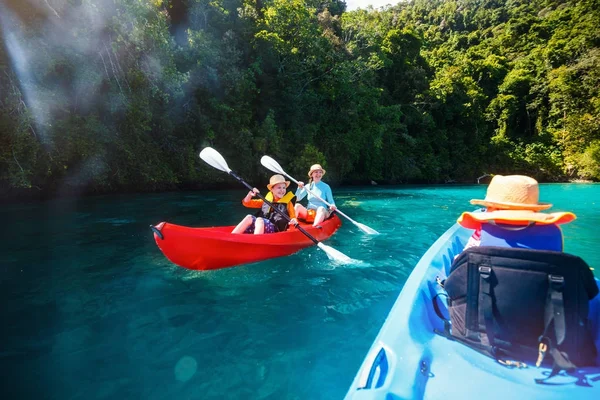 Kayak en famille dans les mangroves — Photo