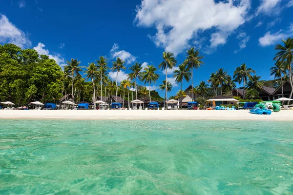 Vackra tropiska stranden på exotiska island — Stockfoto