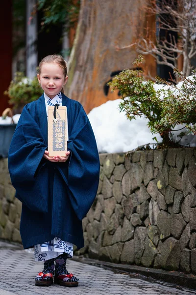 Menina vestindo yukata — Fotografia de Stock
