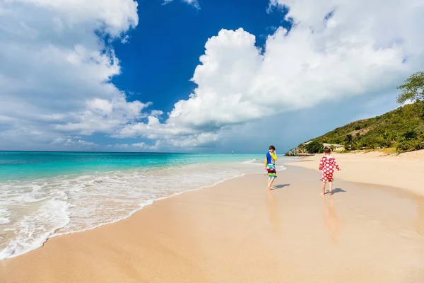 Barnen har roligt på stranden — Stockfoto