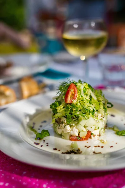 Вкусный греческий салат — стоковое фото