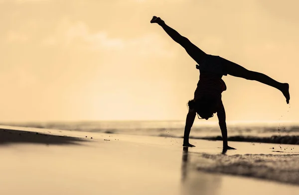 Meisje op een strand — Stockfoto