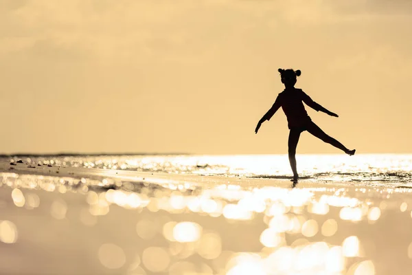 Petite fille sur une plage — Photo