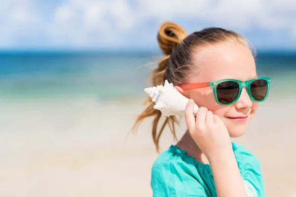 Kleines Mädchen mit einer Muschel — Stockfoto