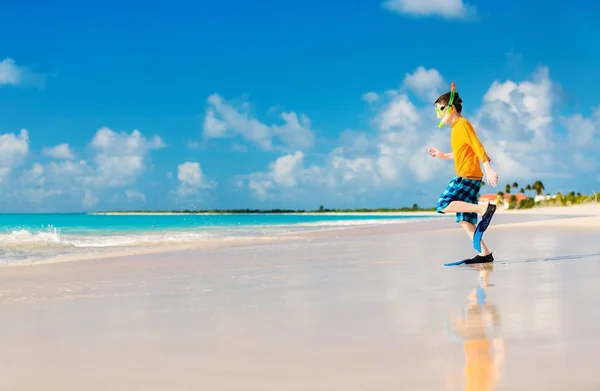 Rapaz bonito na praia — Fotografia de Stock